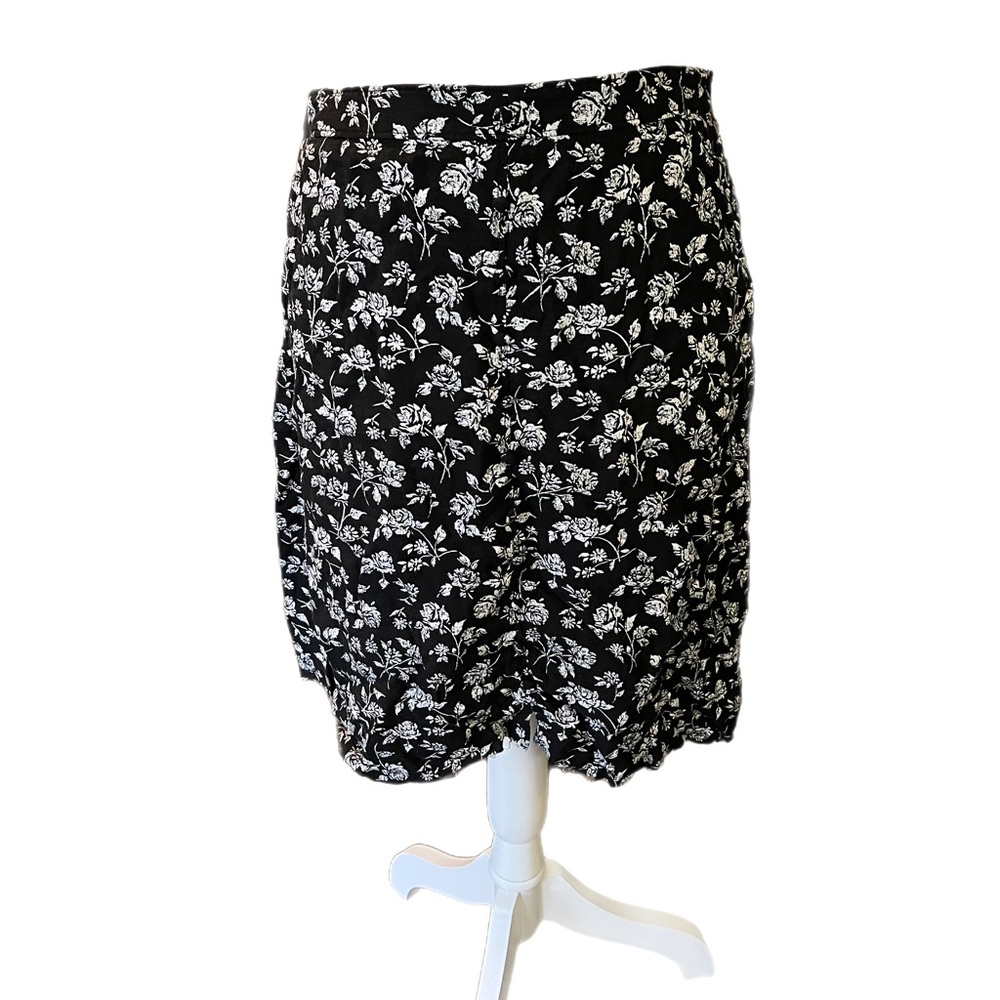 Mossimo Black and White Floral Skirt with frayed bottom. Womens size Medium. - Picture 2 of 4